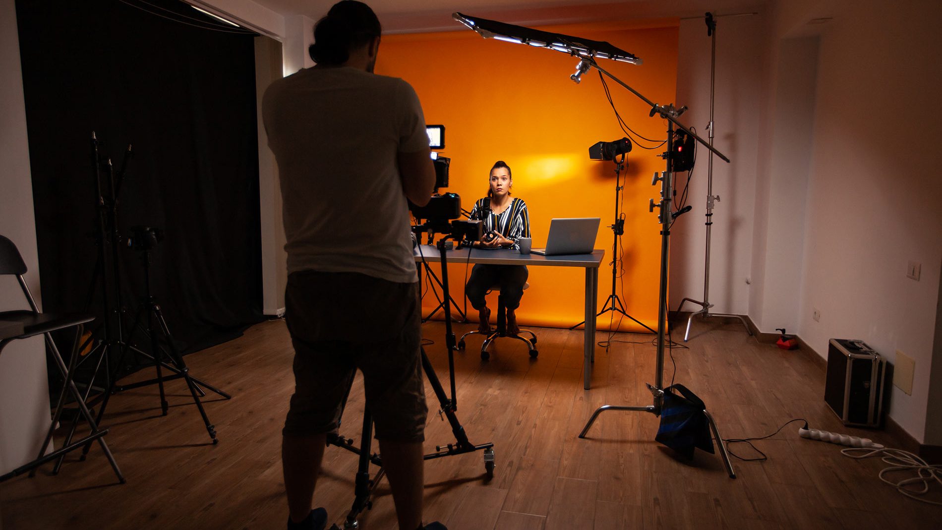 filmmaker-recording-podcast création de vlog