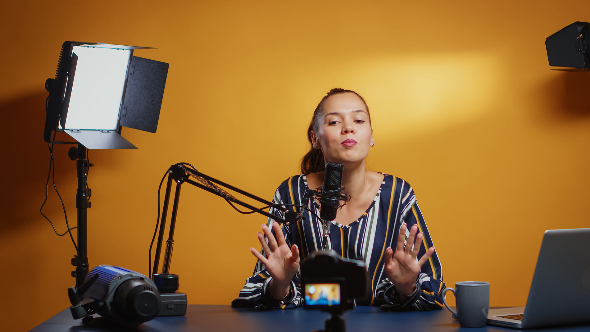 new-media-star-recording-an-online-podcast création de vlog