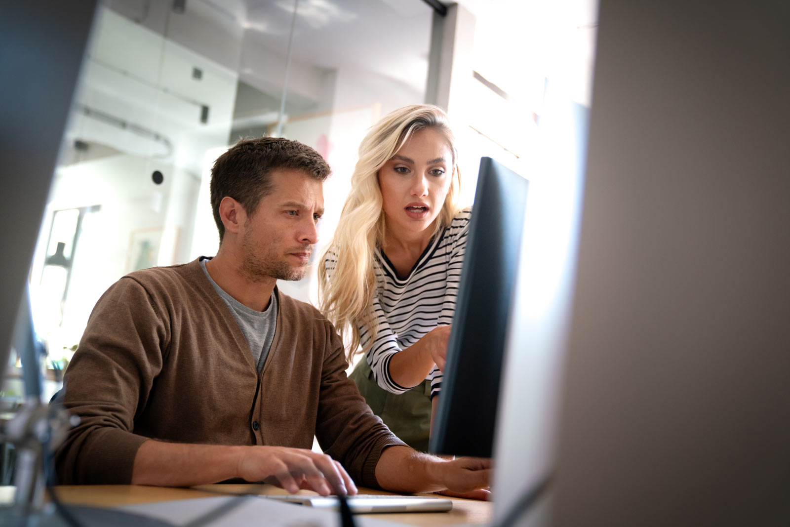 agence-webmarketing-bordeaux-software-engineers-working-on-project-and-programm-2024-04-26-18-23-14-utc agence webmarketing bordeaux