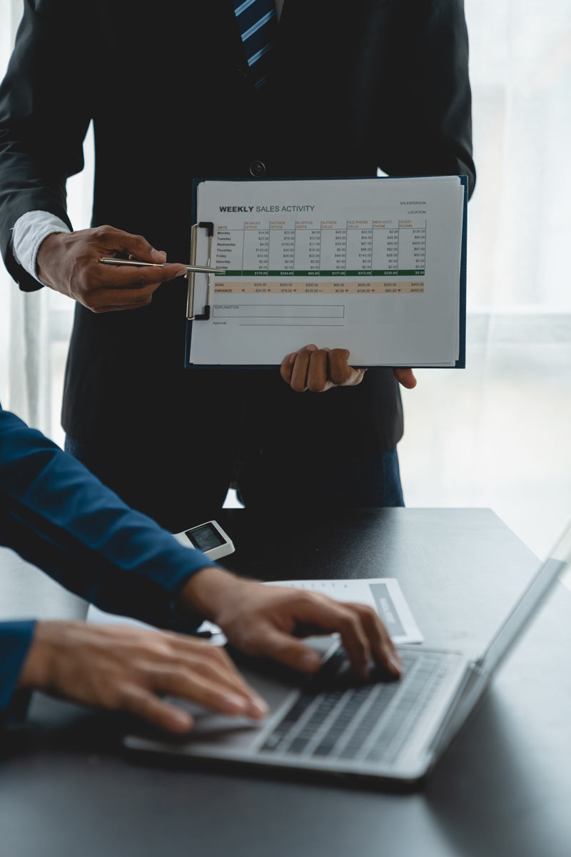 refonte-de-site-web-group-of-business-people-meeting-about-business-pl-2023-11-27-04-55-12-utc Évitez les erreurs lors de votre refonte de site web. Découvrez les pièges courants et apprenez comment réussir la transformation de votre site en 2025.